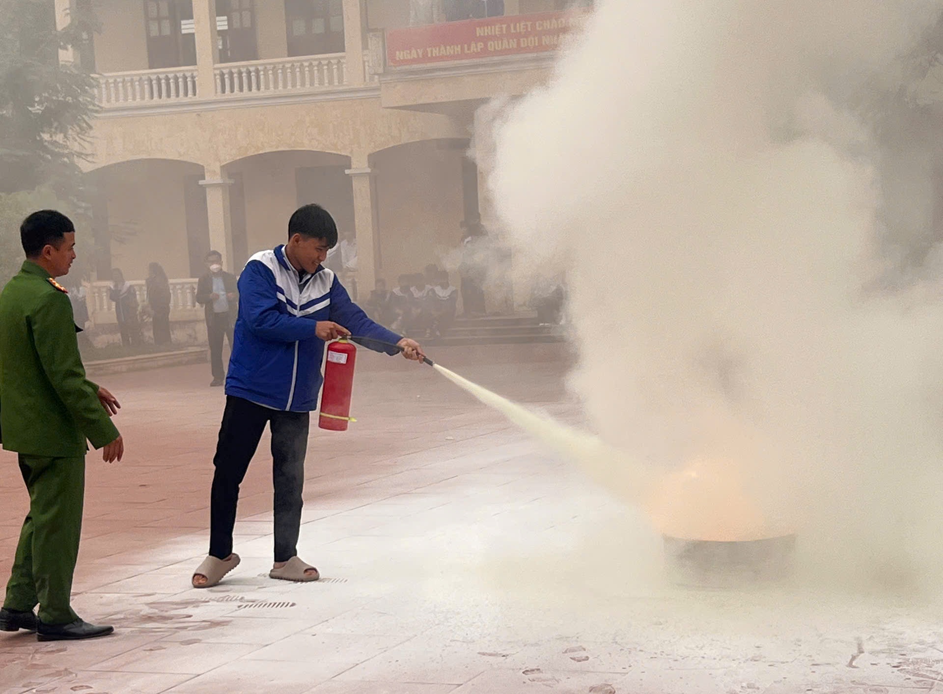Đội chữa cháy và CNCH khu vực 4: Tuyên truyền, thực tập phòng cháy chữa cháy tại Trường THPT Trần Tất Văn